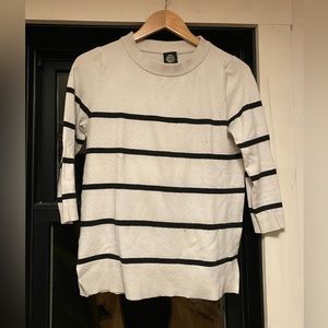 Back & white stripe lightweight sweater